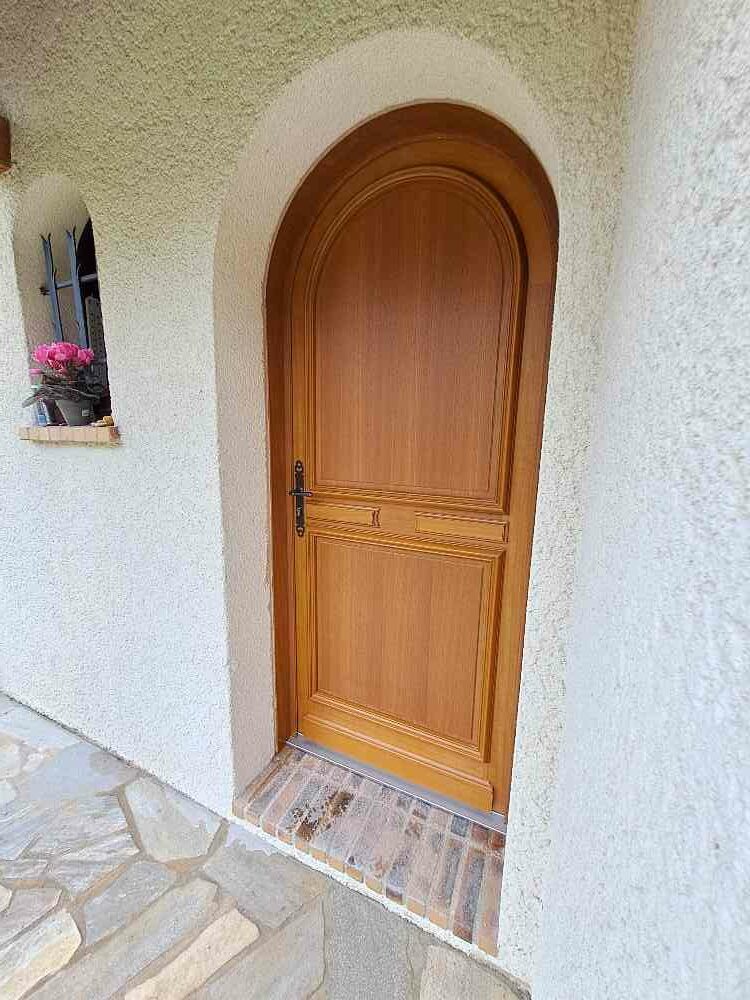 Real1_Menuiserie_POSE D’UNE PORTE CINTREE BOIS